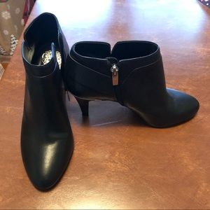 Vince Camuto booties/shooties in black, size 7.5 women’s medium (US)